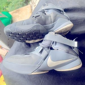 Nike LeBron zoom soldier Gray 61/2 youth